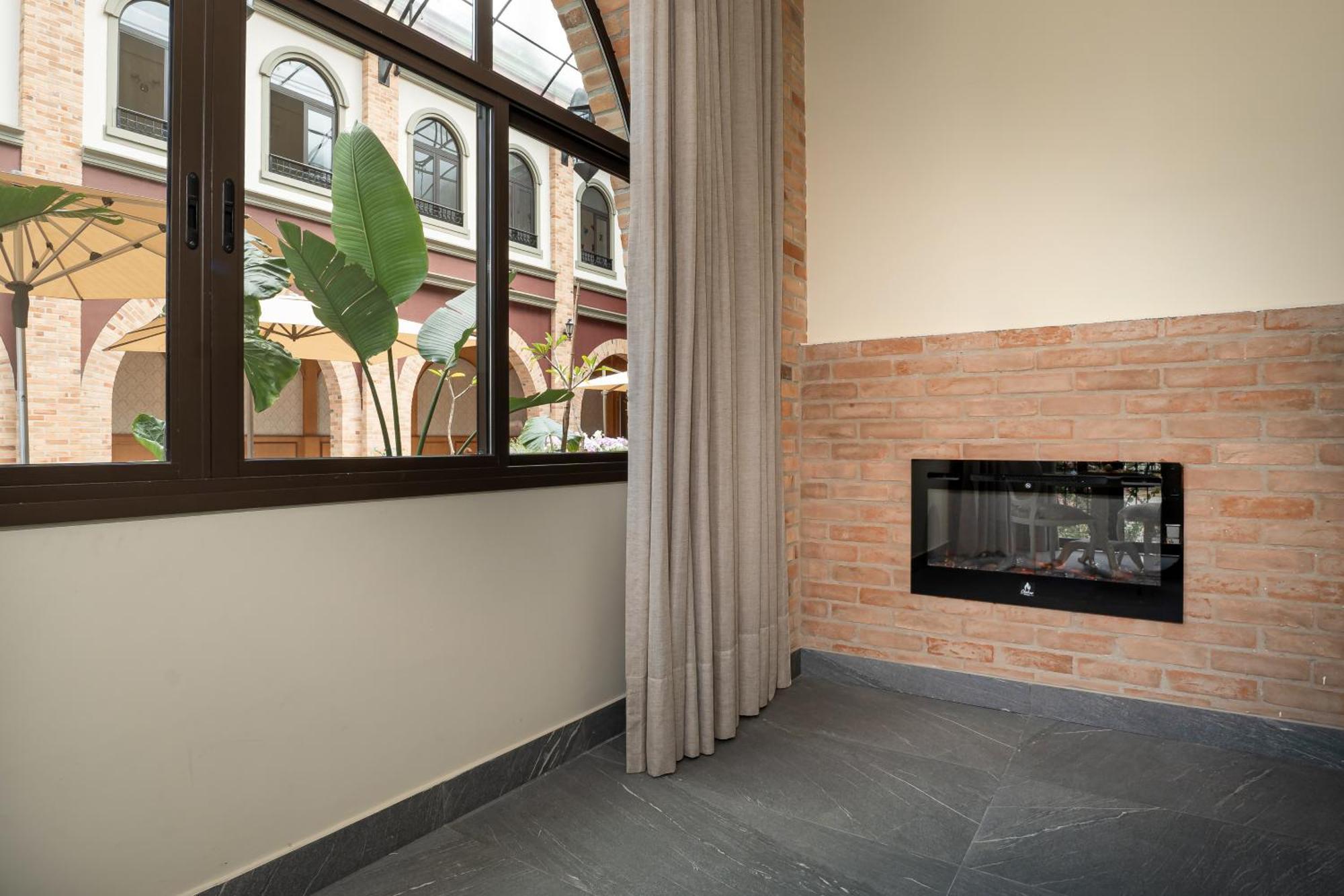 Pousada Luis XV Campos do Jordão Εξωτερικό φωτογραφία A fireplace in a home