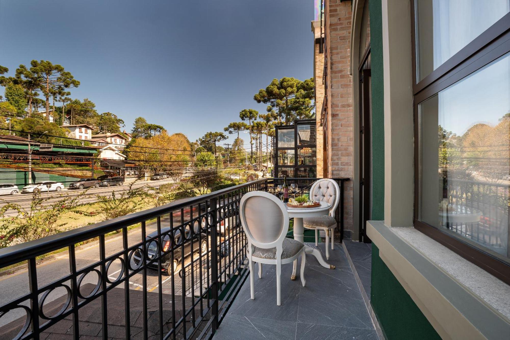 Pousada Luis XV Campos do Jordão Εξωτερικό φωτογραφία A typical balcony