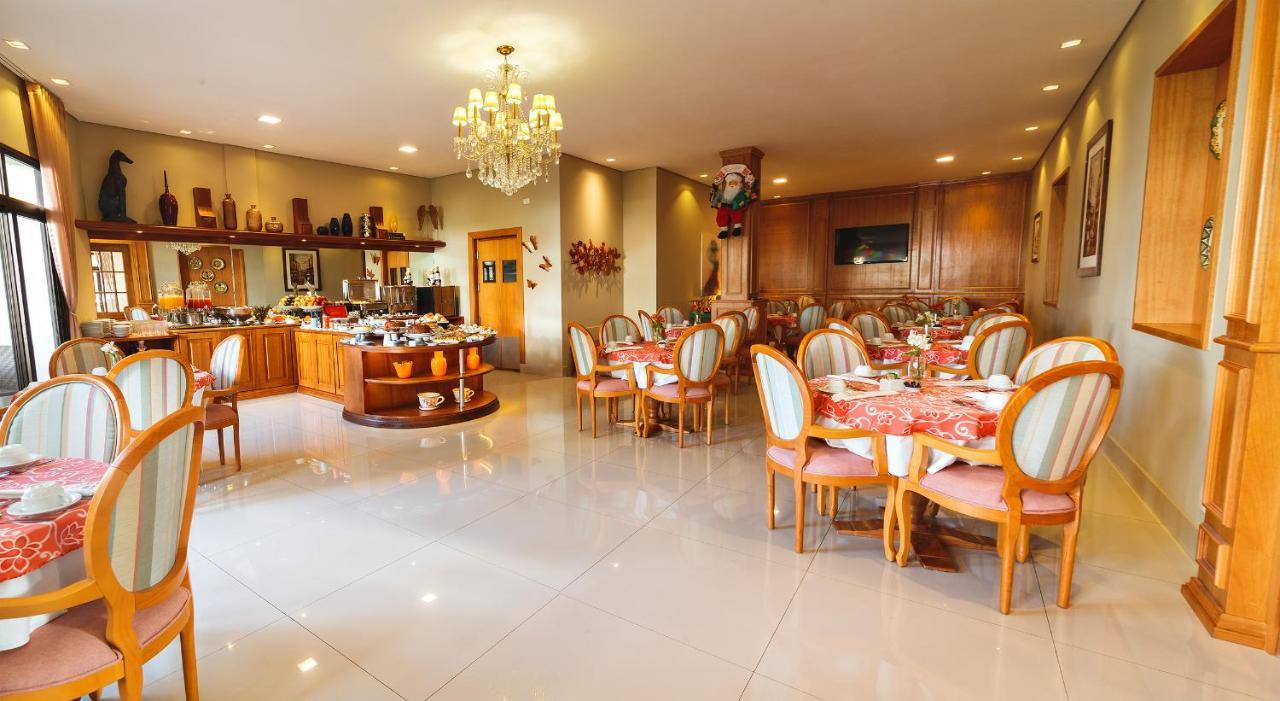 Pousada Luis XV Campos do Jordão Εξωτερικό φωτογραφία The restaurant at the hotel