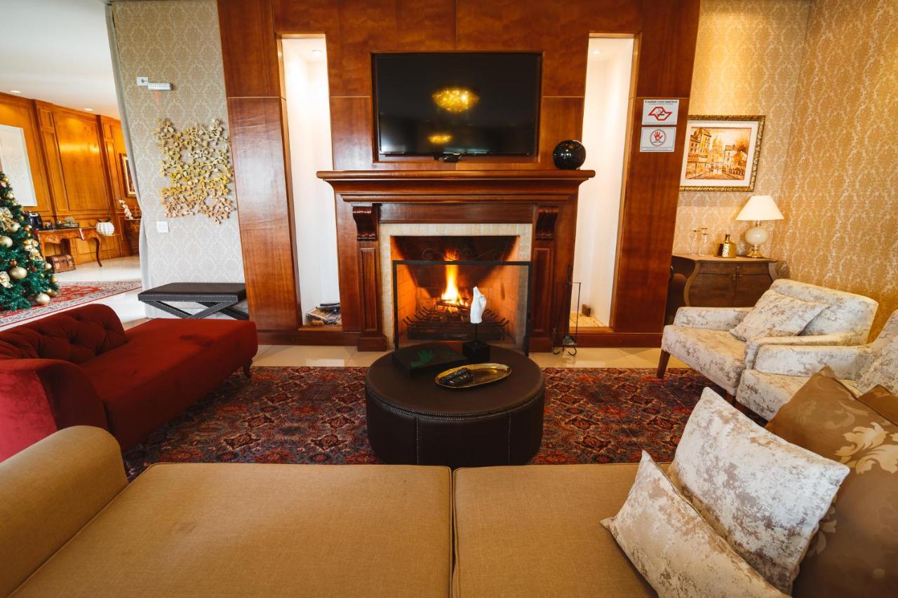 Pousada Luis XV Campos do Jordão Εξωτερικό φωτογραφία A living room with a fireplace